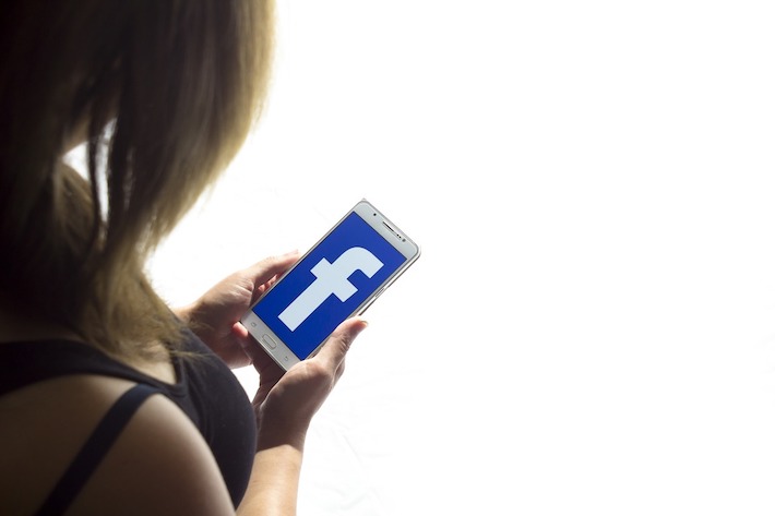 Facebook odstránil stránky dezinformátora Stephena Bannona